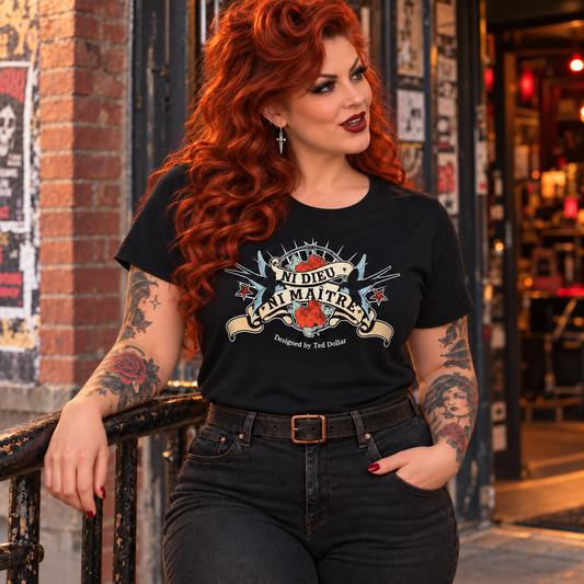T-shirt Ni Dieu ni maître Ted Dollar porté par une rousse tatouée devant une salle de concert