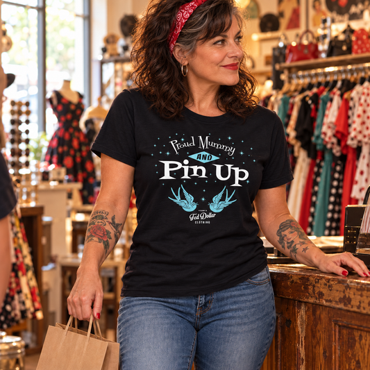 T-shirt femme Proud Mummy and Pin Up Ted Dollar porté par une femme rockabilly dans une boutique vintage