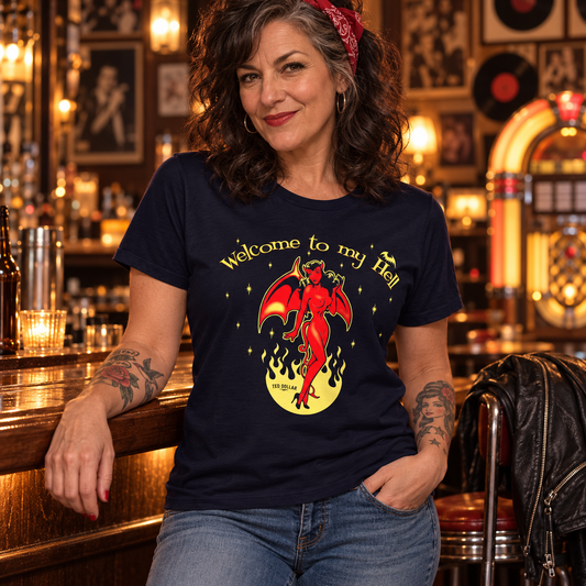 T-shirt Welcome to my Hell Ted Dollar porté par une femme rockabilly dans un bar rock